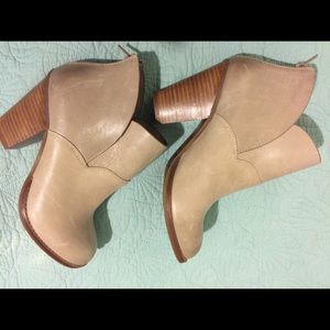 Giani Bini never worn Taupe Boots 3 inch heel